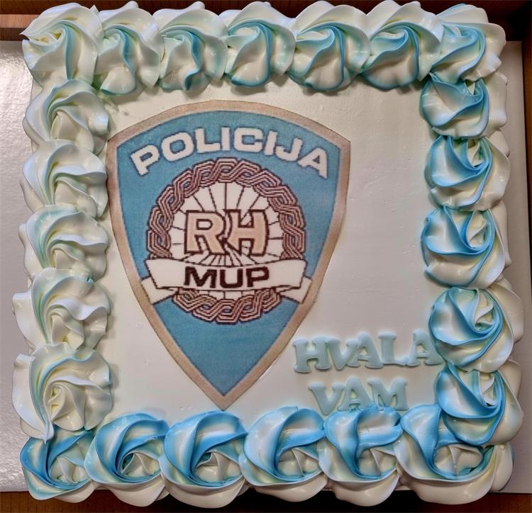 Slika /PU_KA/PU_info/2023/PP Slunj_torta_gradonačelnica/1.jpg